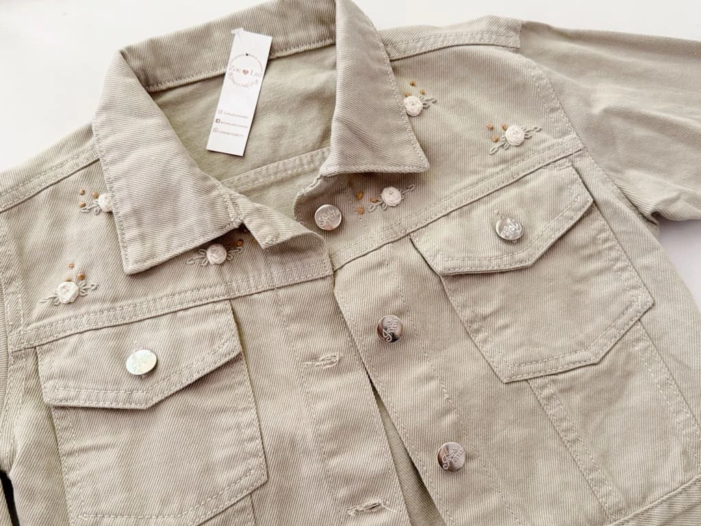 CAMPERA DE JEANS BORDADA MOM BEIGE26