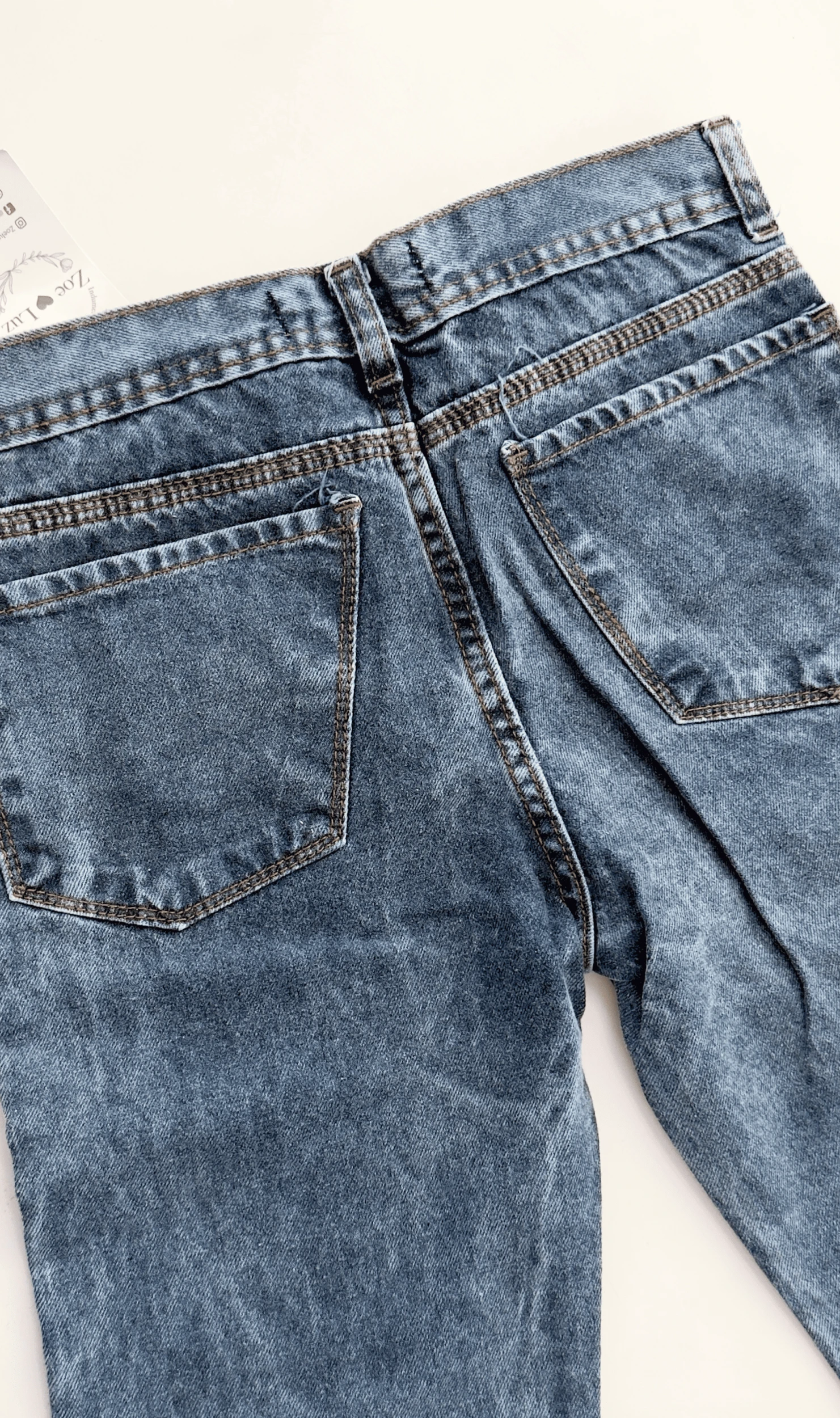JEANS MOM NIÑO COSTURA MARRON
