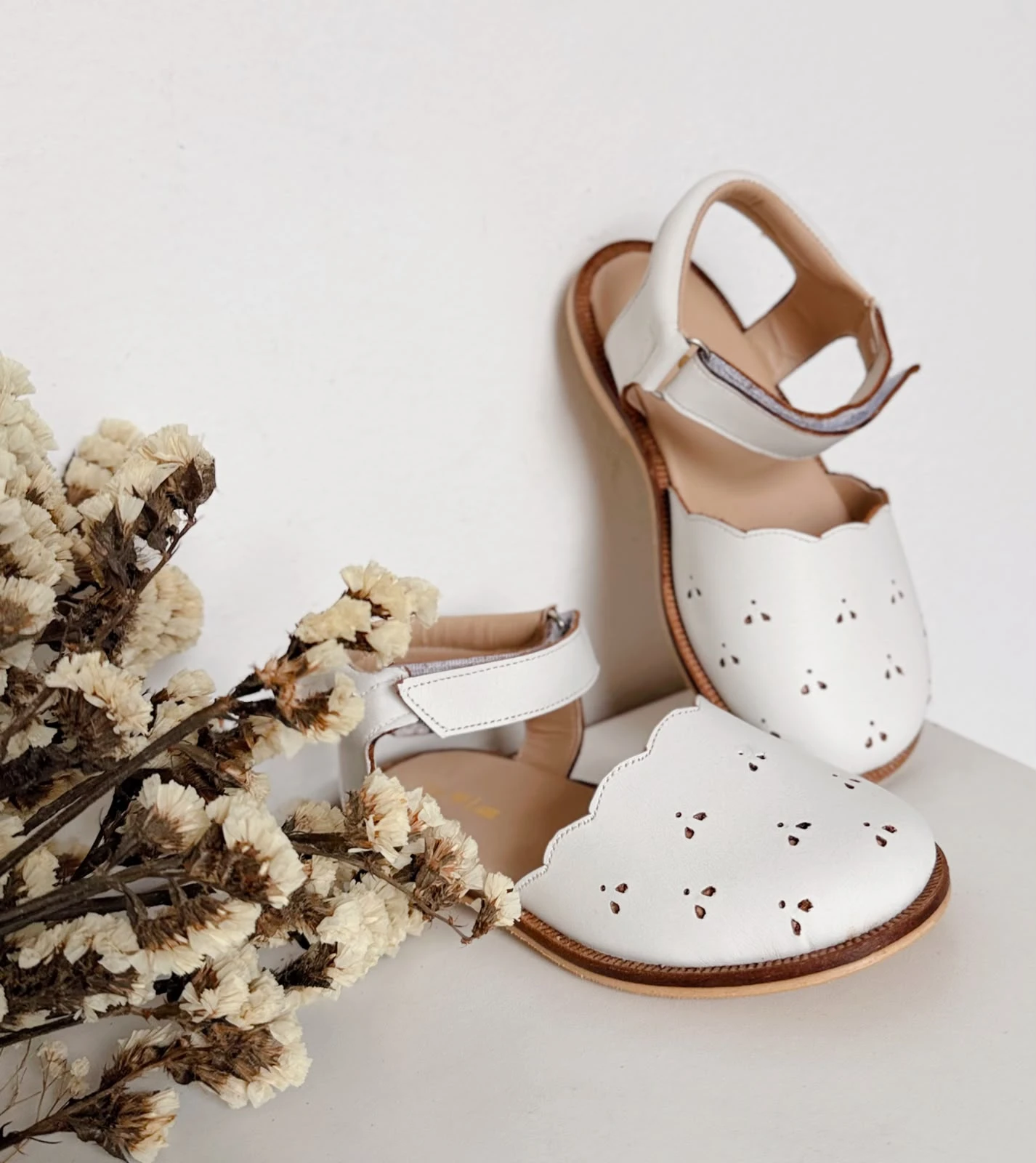 ZUECOS CUERO ZOE LUZ (FLOR CALADA)