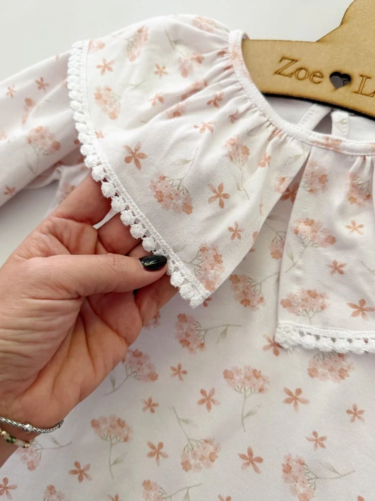BLUSA CUELLO PUNTILLA ESTAMPADA