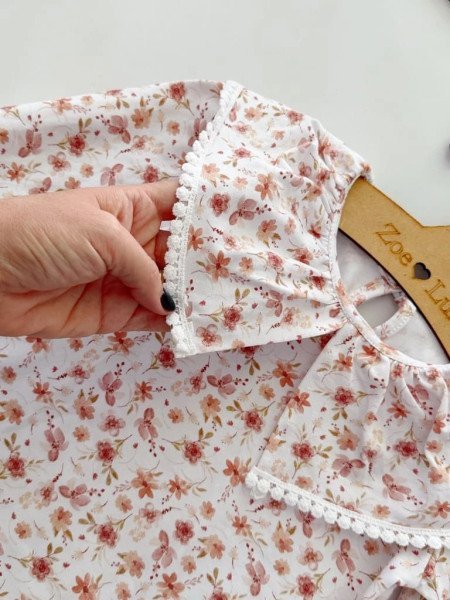 BLUSA CUELLO PUNTILLA ESTAMPADA