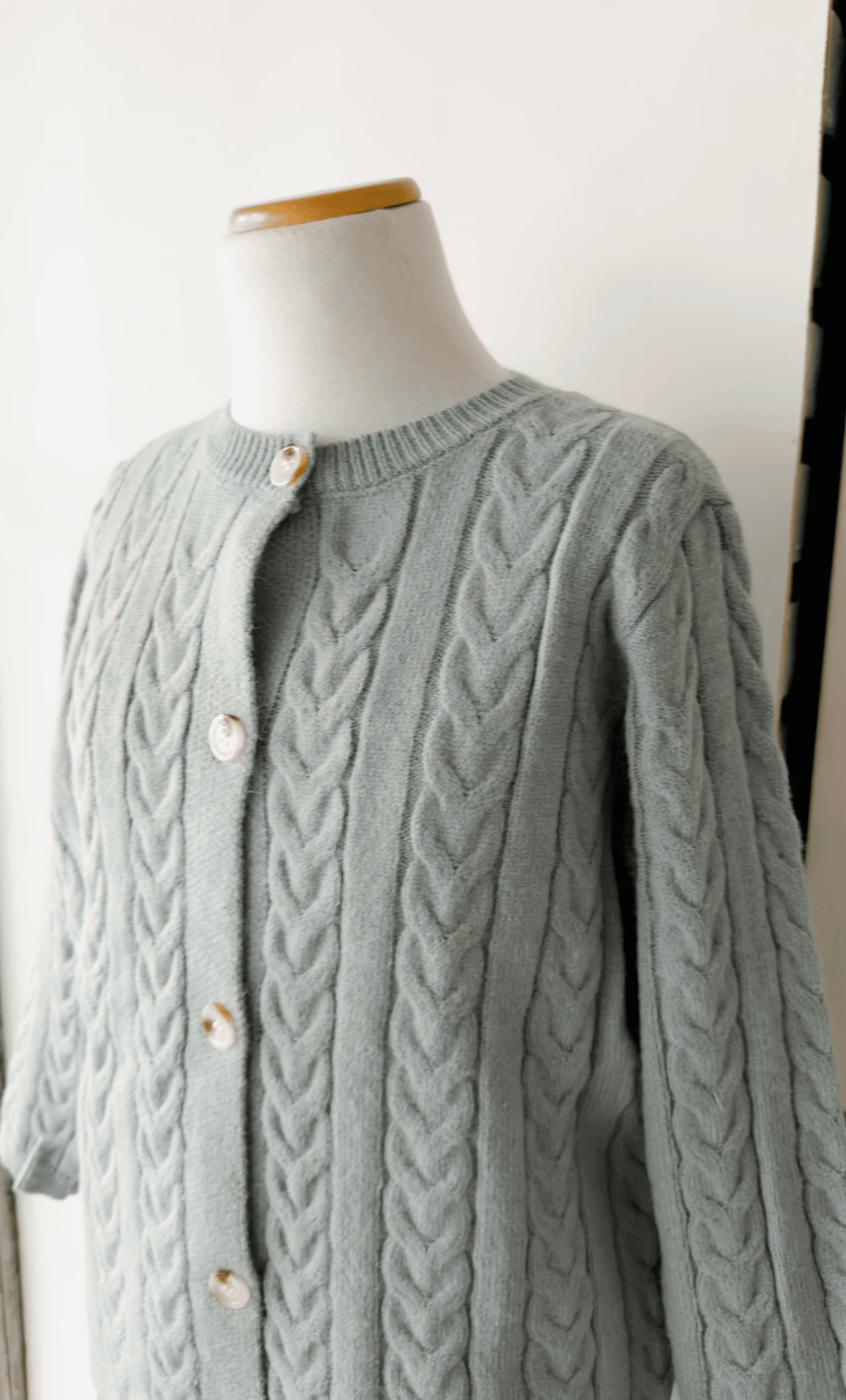 CARDIGAN CELESTE BOTON