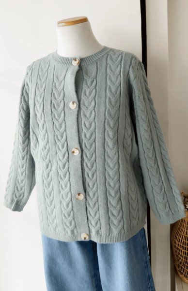 CARDIGAN CELESTE BOTON